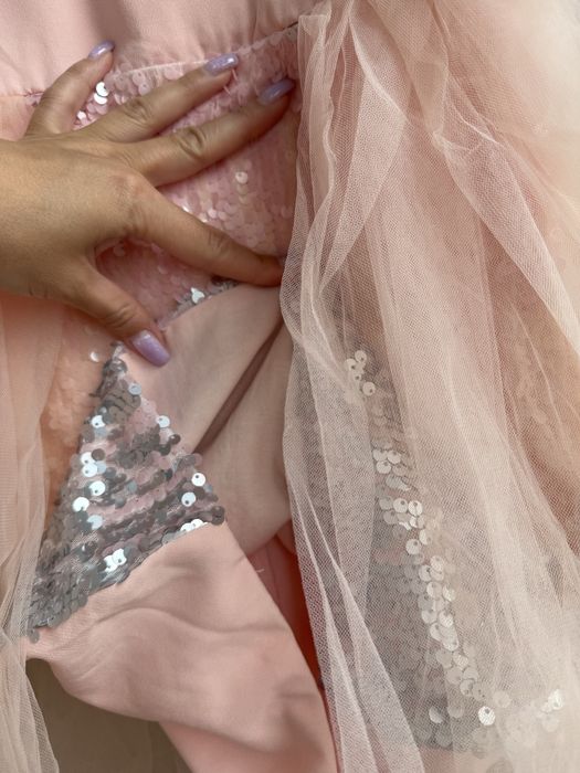 Продам нарядные платья на девочку 5-7 лет