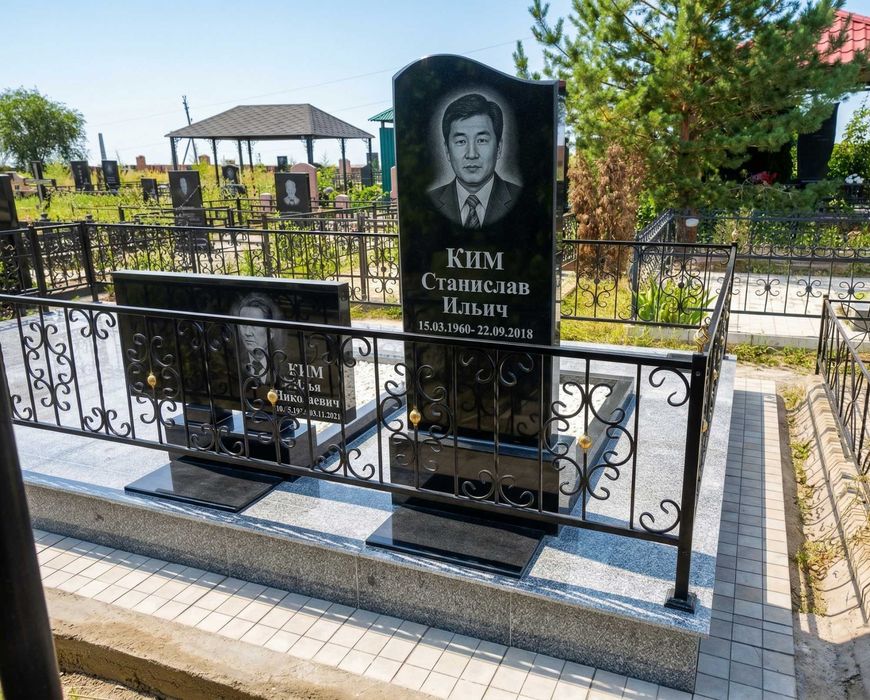 Установка гранитных надгробных памятников и оград в Алматы