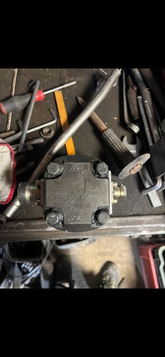 De vanzare diferite pompe hidraulice pentru utilaje sau excavatoare