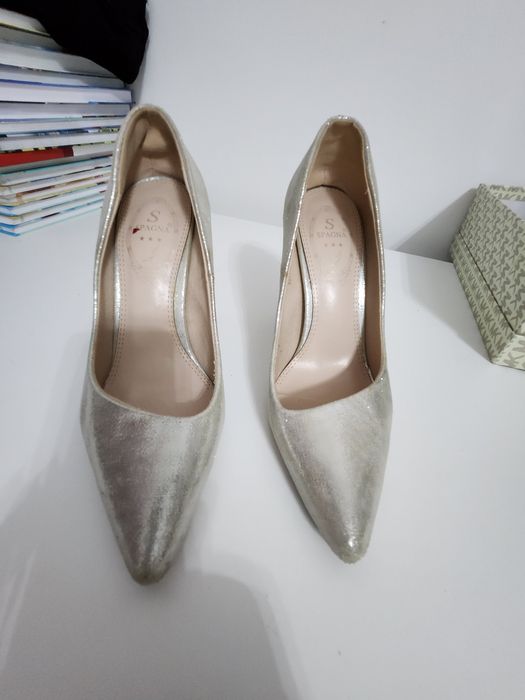 Туфли серебристые.