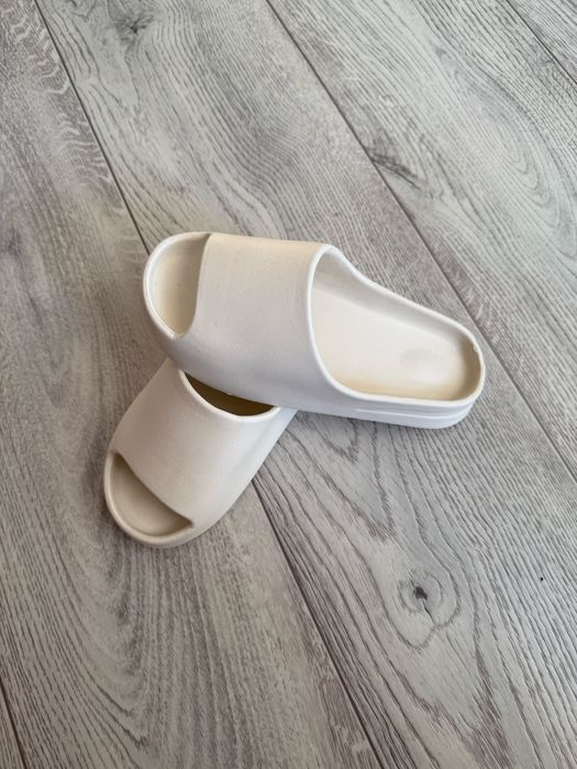 Продам обувь в школу, шлепки в подарок