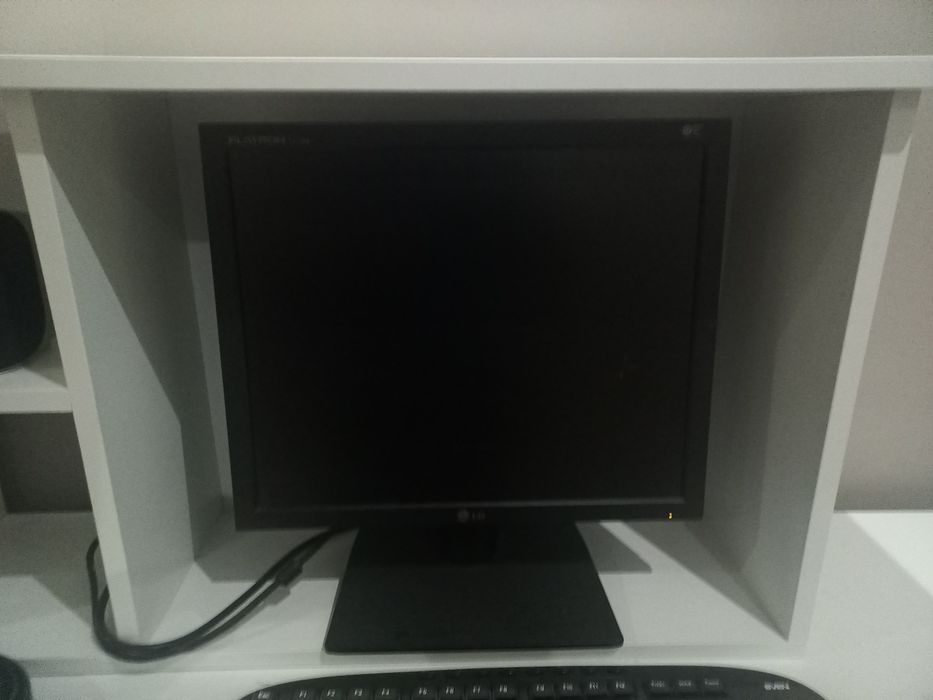 Мониторы практически новые..