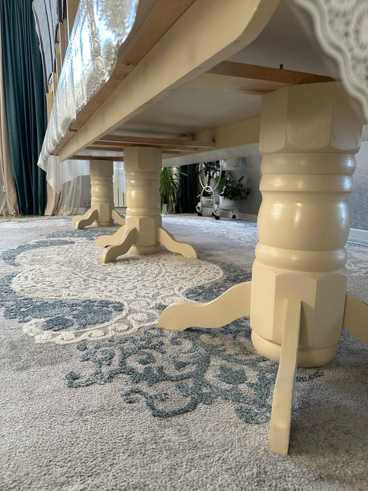 Большой стол со стульями