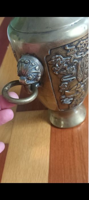 Vază veche din Bronz, Semnata