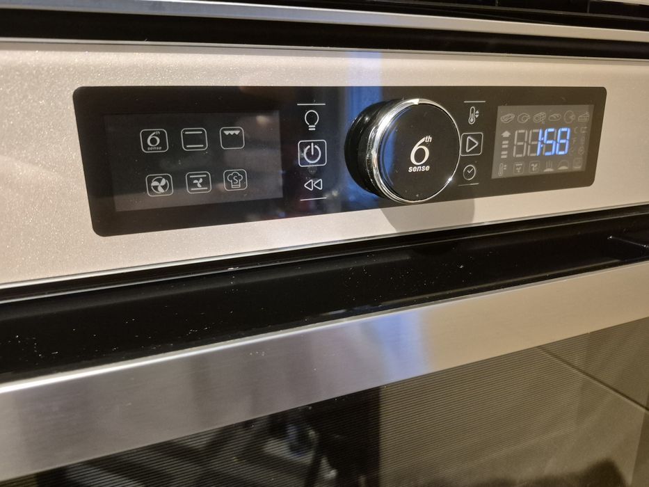 Vand cuptor electric Whirpool 6th sens incorporabil