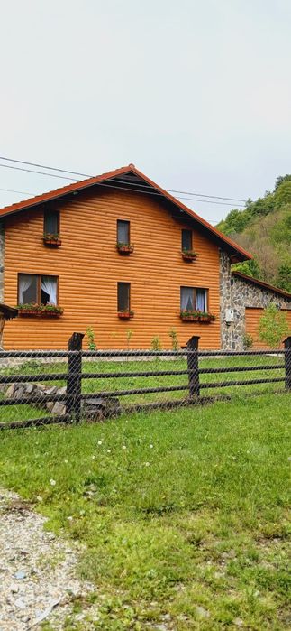 Cabana de vanzare la poalele munților Metaliferi