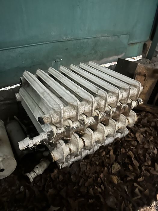 Продам чугунные радиаторы 7 секционные по несколько секций размороженн