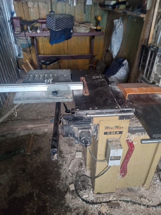 Vând utilaj de tâmplărie combinat.