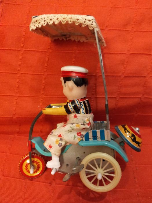 Jucarie chinezeasca Vanzator pe tricicleta, de colectie, anii '70-80