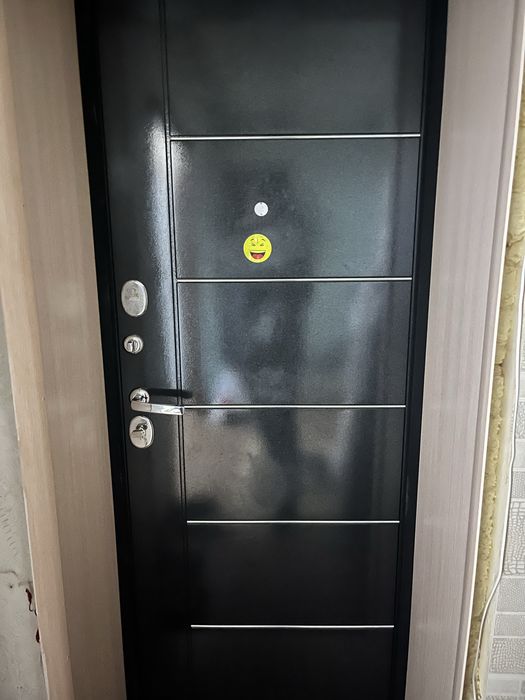 Продам входную дверь