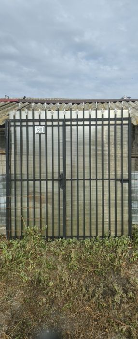 Vând poartă metalică 4 m x 2 m cu poartă pietonală integrată