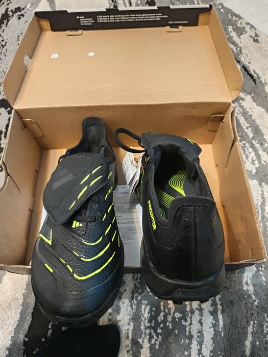 Ghete de fotbal pentru sintetic Adidas Predator