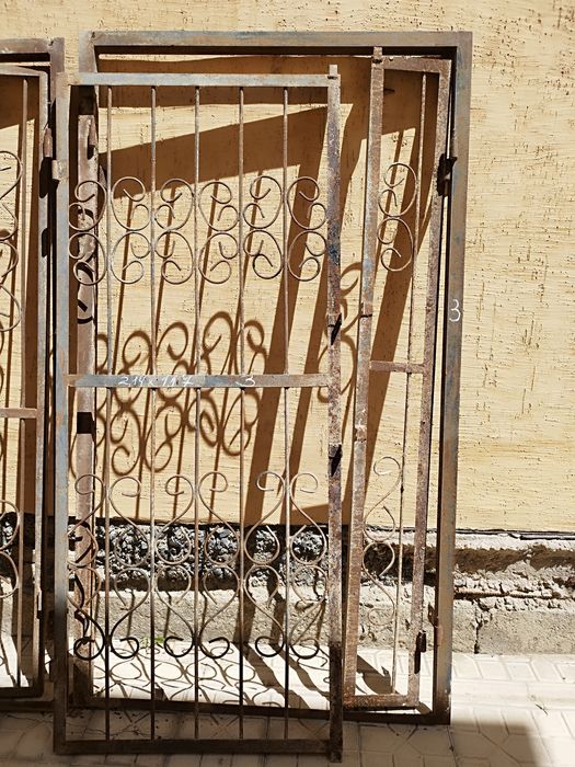 Железные дверные решетки б/у