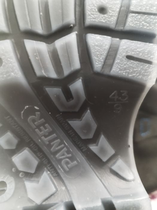 Vând cizme cu bombeu metalic