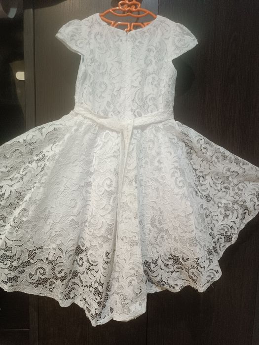 Продам белое платье для девочки