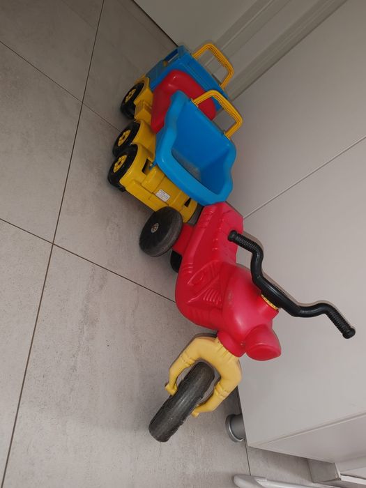 Vând mașină și tricicleta copii
