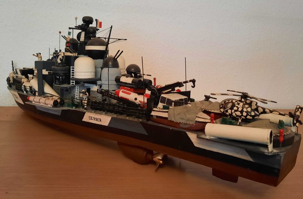 Navomodel navigant nava de lupta vapor cu telecomanda si lumini