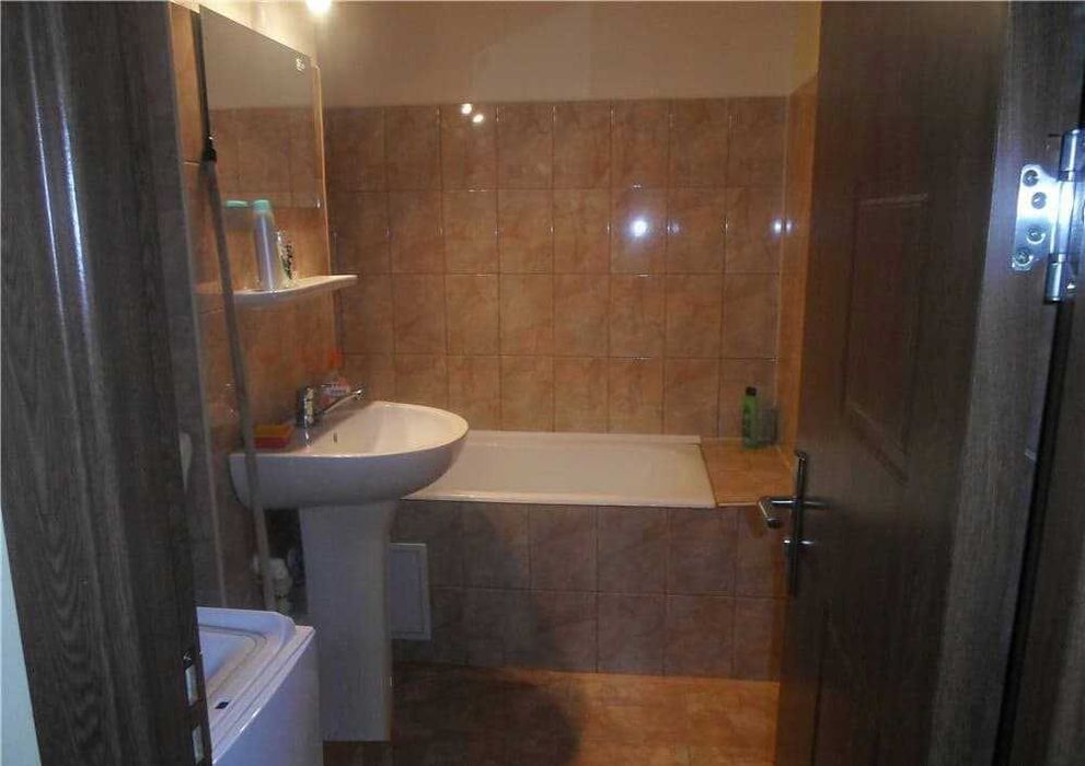 Apartament cu două camere de închiriat.