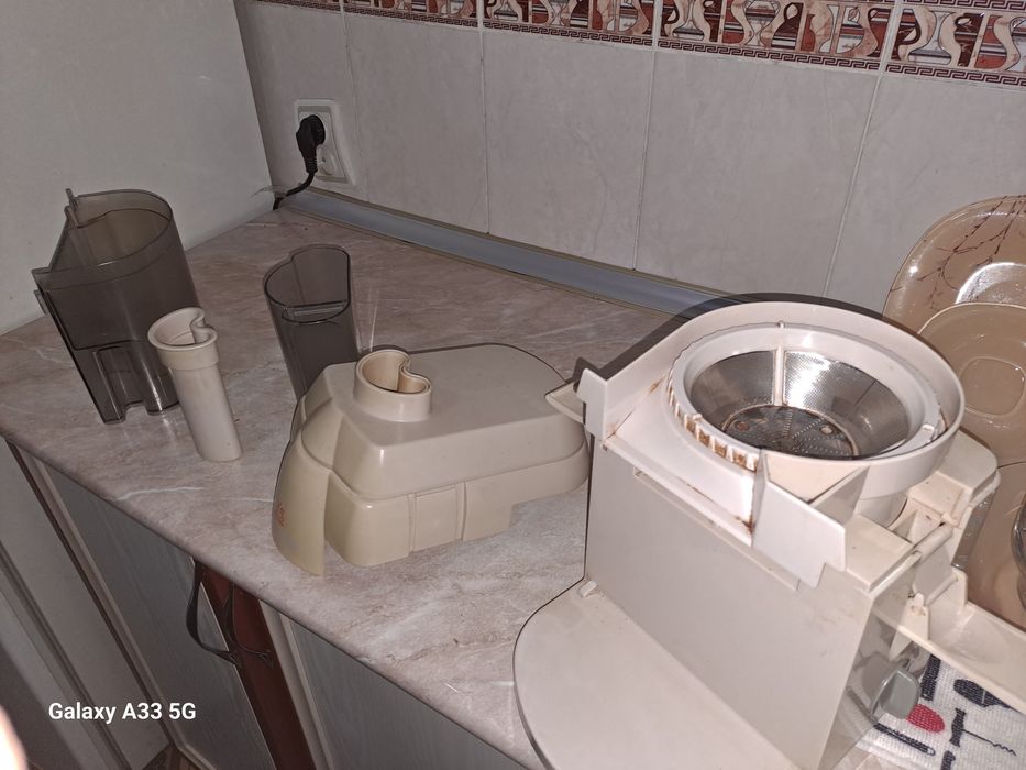 Соковыжымалка в рабочем состоянии