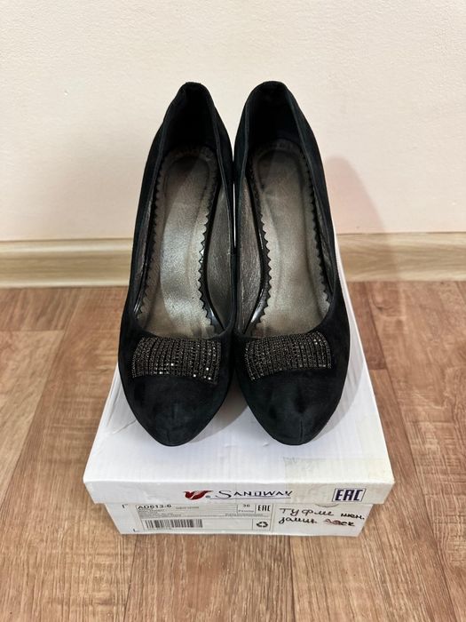 Женский туфли продается.