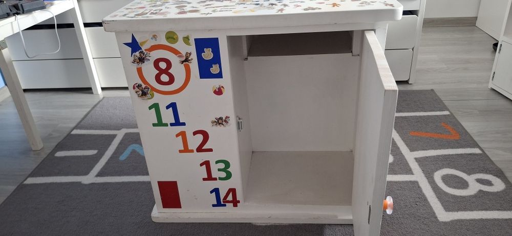 Монтесори шкаф за игра и рафт за стена