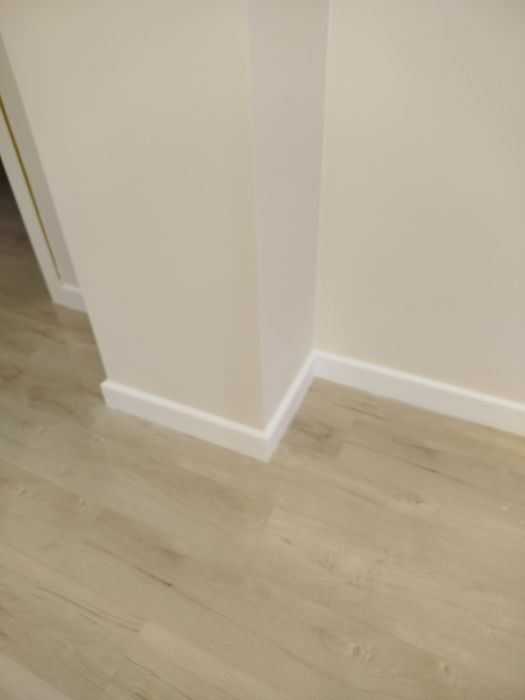 Установка плинтусов