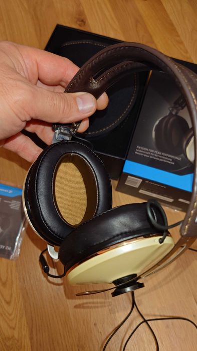 Продавам стерео слушалки SENNHEISER MOMENTUM Ivory