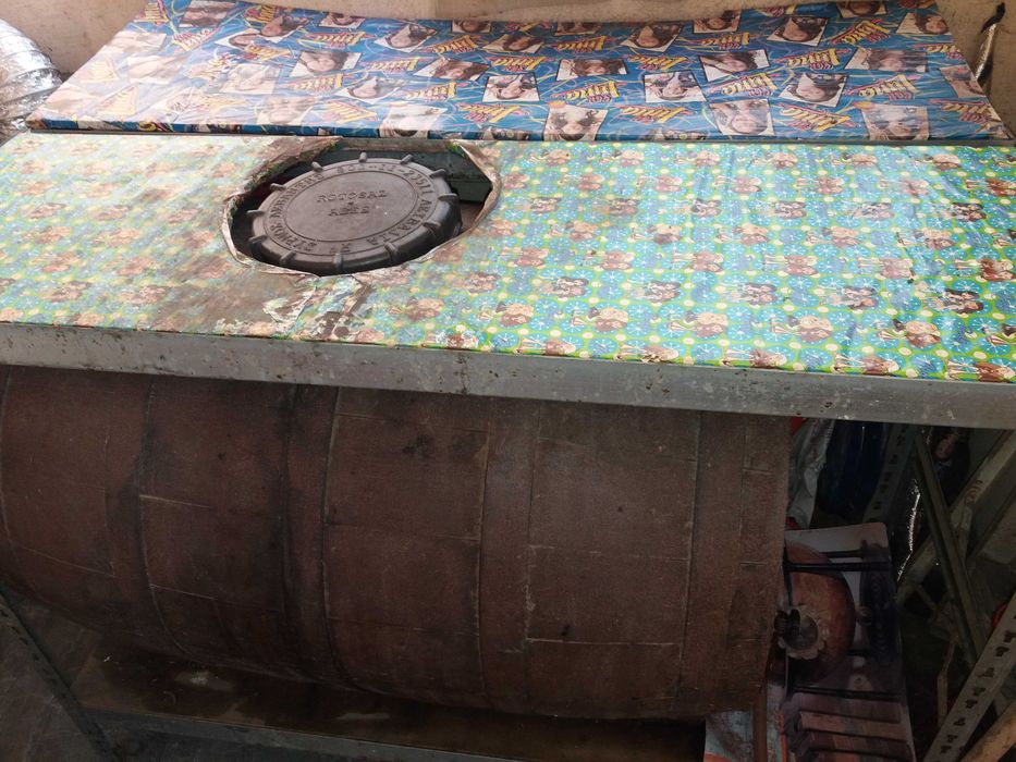 Butoi alimentar grecesc din polipropilena, inchidere etansa garnitura de cauciuc capac cu filet canea,   250 litri,   95 x 60 x 70 cm.   Raft 100 lei.