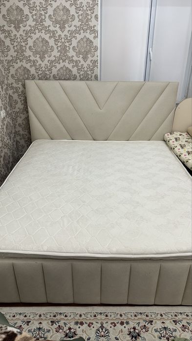 Кровать с матрасом