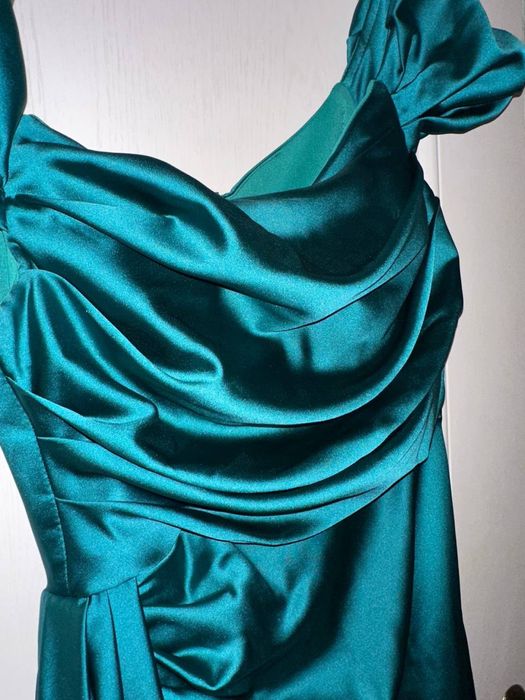 Роскошное изумрудное платье