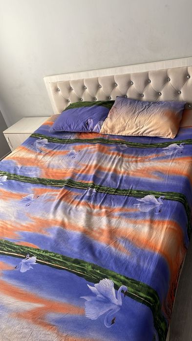 диван и крават и тумбочка