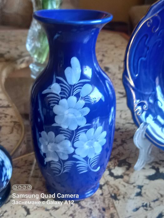 Нежни вази и плато-кобалтово синьо