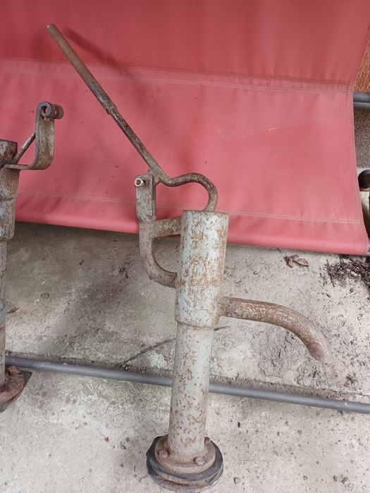 2 pompe manuale de scos apă din pământ