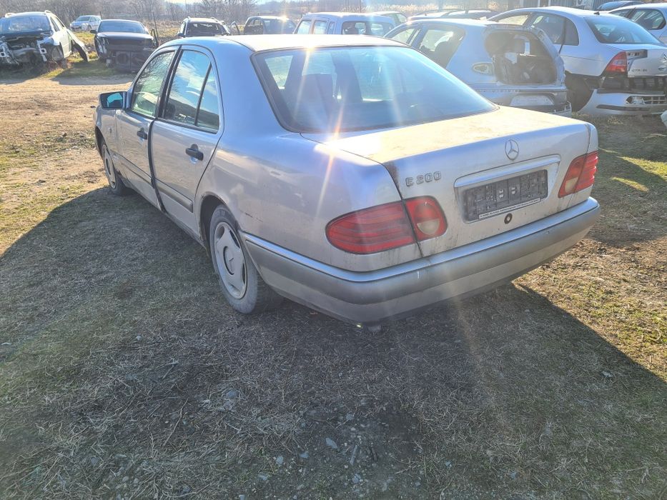 Мерцедес Е200, бензин на части. Mercedes E200.