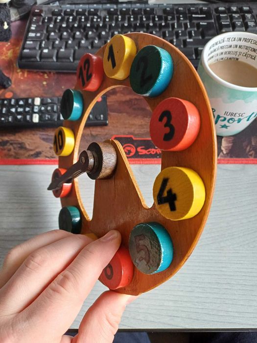 Ceas din lemn din perioada comunista