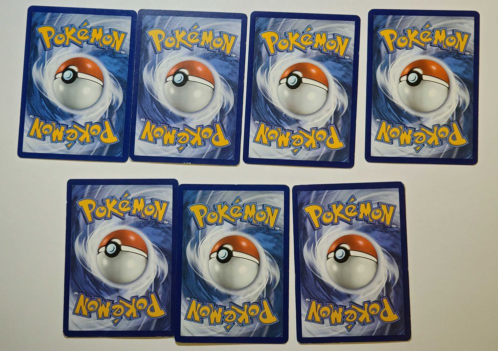 Lot 19 Pokémon Cards - Charizard, Squirtle Holo, Dragonite, Umbreon