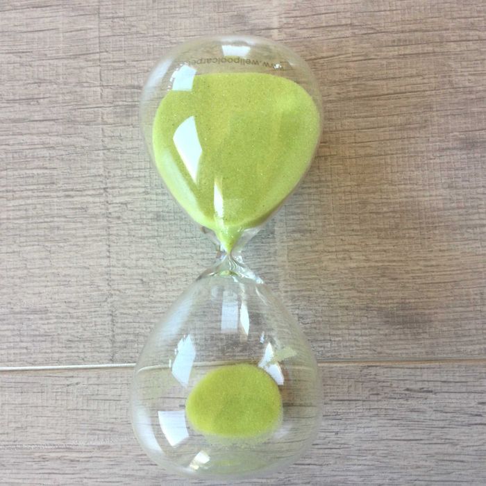 НОВ стъклен настолен пясъчен часовник 15 х 7 см