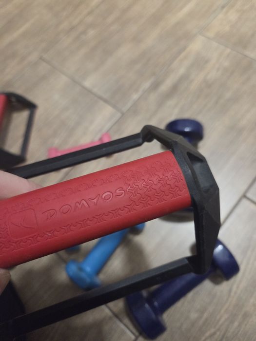 Gantere cauciucate 2,5 kg 1,5 kg si 0,5 kg + suporți flotări domyos