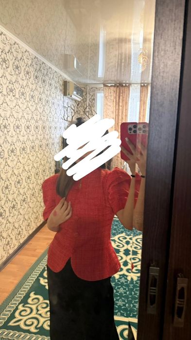 Кофта ярко-красного цвета