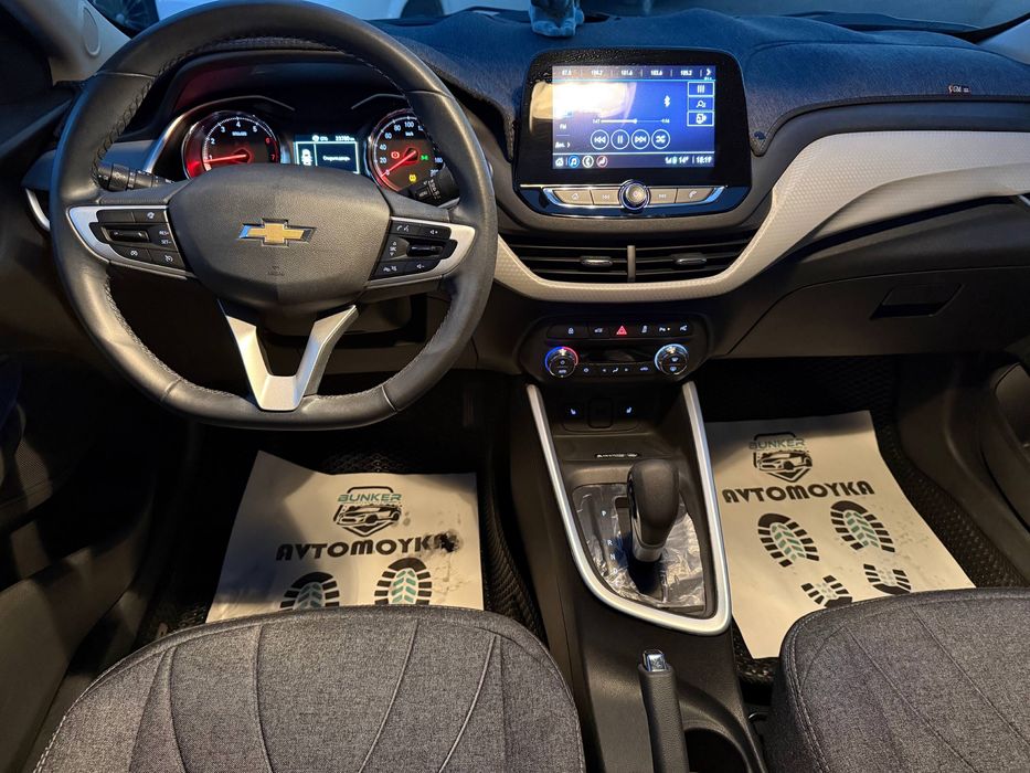 Chevrolet Onix Premier 2