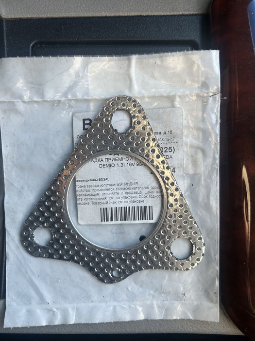 Продам прокладку Mazda Demio