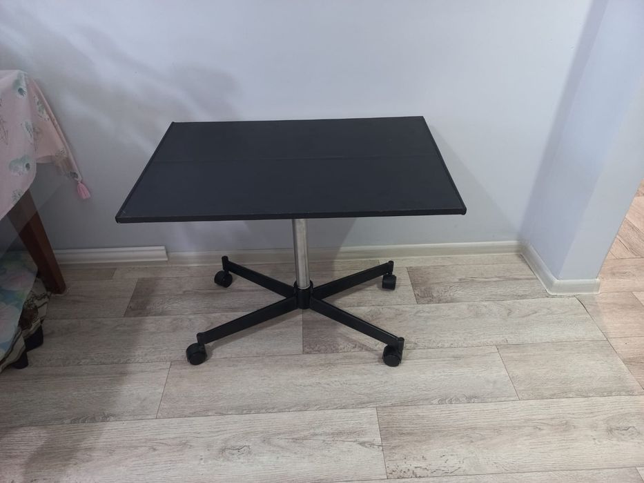 Продам столик на колёсах