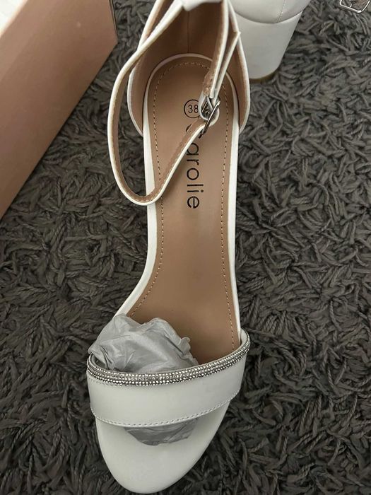 Vand sandale noi din piele albe comode