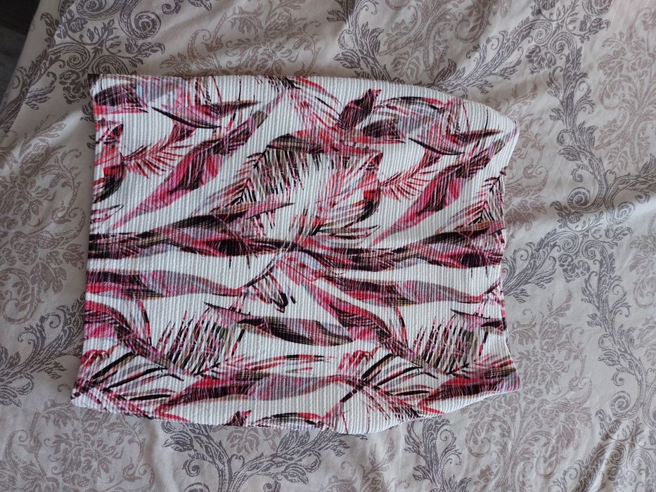 Продвам къси панталони и поли.