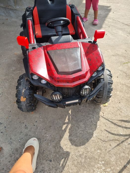 Mașinuța electrica cu telecomanda