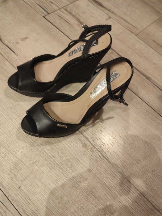 Продавам нови сандали