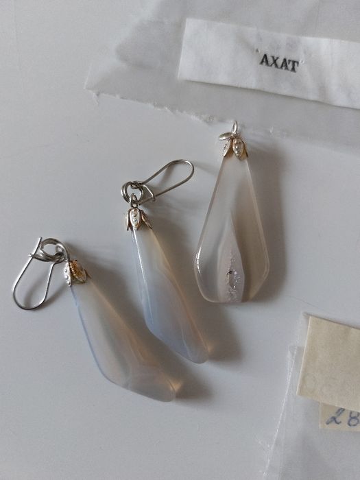 Бижута от полускъпоценни камъни