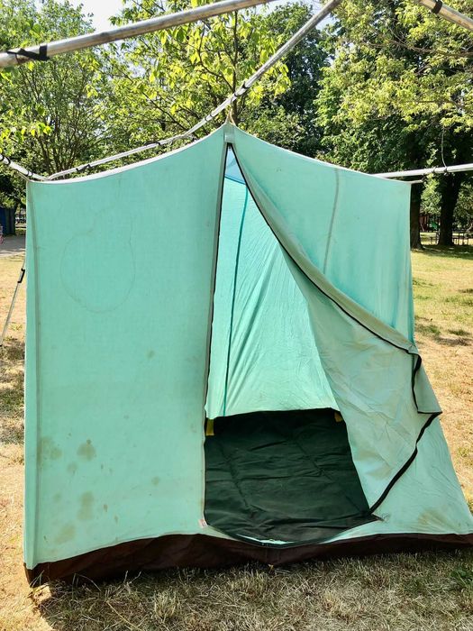 Cort 2 persoane pe schelet metalic cu hol si dormitor