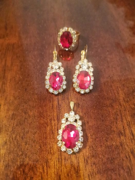 Обеци, пръстен и кулон