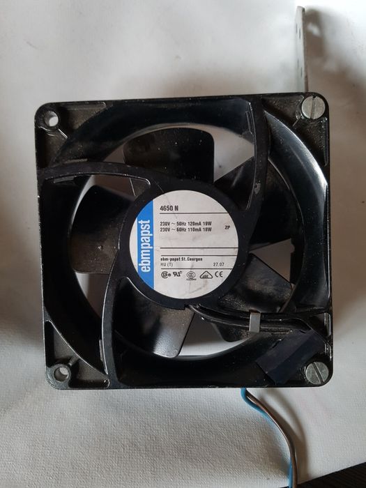 Vand ventilatoare mici sunt 10 cm si 15 cm  conectate cate 5